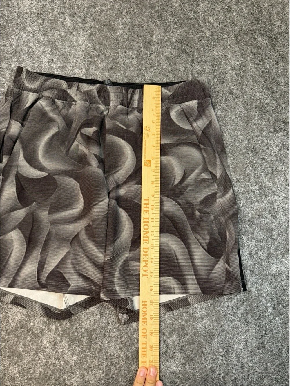 Lululemon Pace Breaker Shorts Men’s Large Black Gray Abstract Print Lined 7” Gym